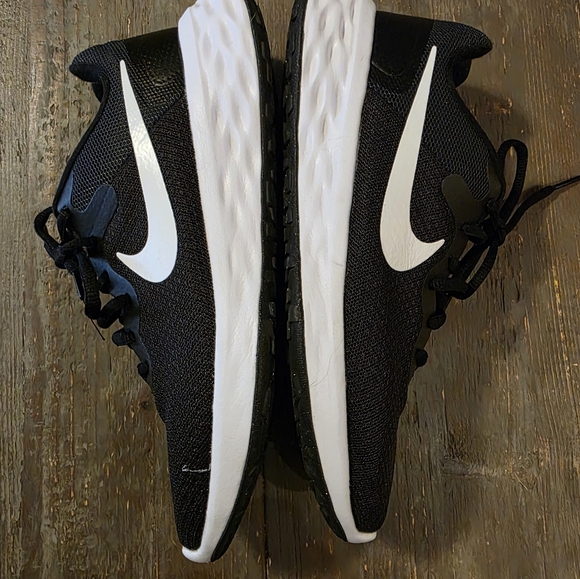 NIKE | Black & White Running Shoes - Women's 7.5 - Picture 6 of 7